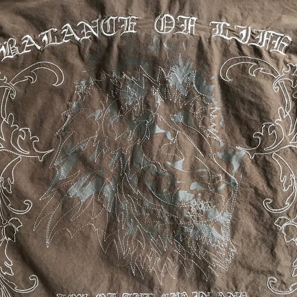 Roar Lion Embroidered Shirt - Picture 10 of 10